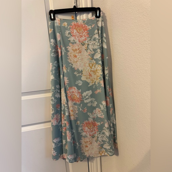 A+F Elevated Flowy Floral Skirt - Picture 2 of 6